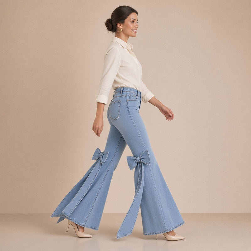 Jean flare bleu clair de profil en marchant : les pans en denim tombent des nœuds noués derrière les genoux et suivent le mouvement