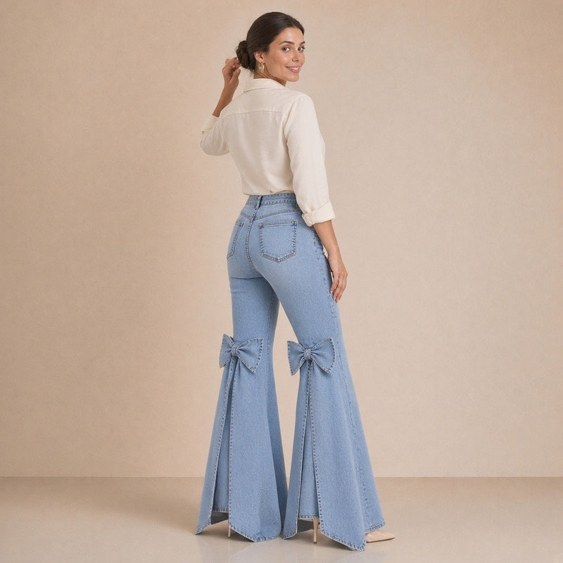 Jean flare bleu clair de trois quarts dos, regard par-dessus l’épaule : nœuds en denim à l’arrière des genoux