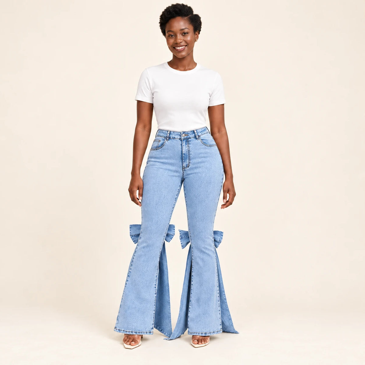 Jean flare bleu clair taille haute à nœuds en denim, vue de face sur mannequin SAKIWÉ