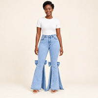 Jean flare bleu clair taille haute à nœuds en denim, vue de face sur mannequin SAKIWÉ