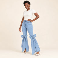 Jean bleu clair légèrement évasé avec nœuds oversize, vue trois quarts