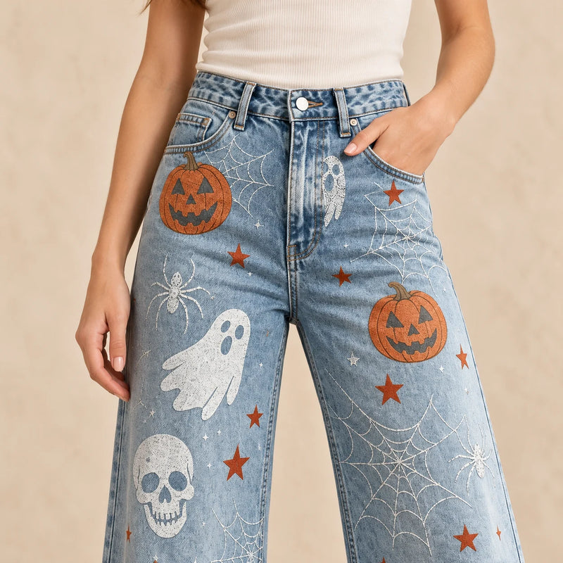 Jean bleu clair imprimé Halloween, détail de la taille et des motifs près des poches