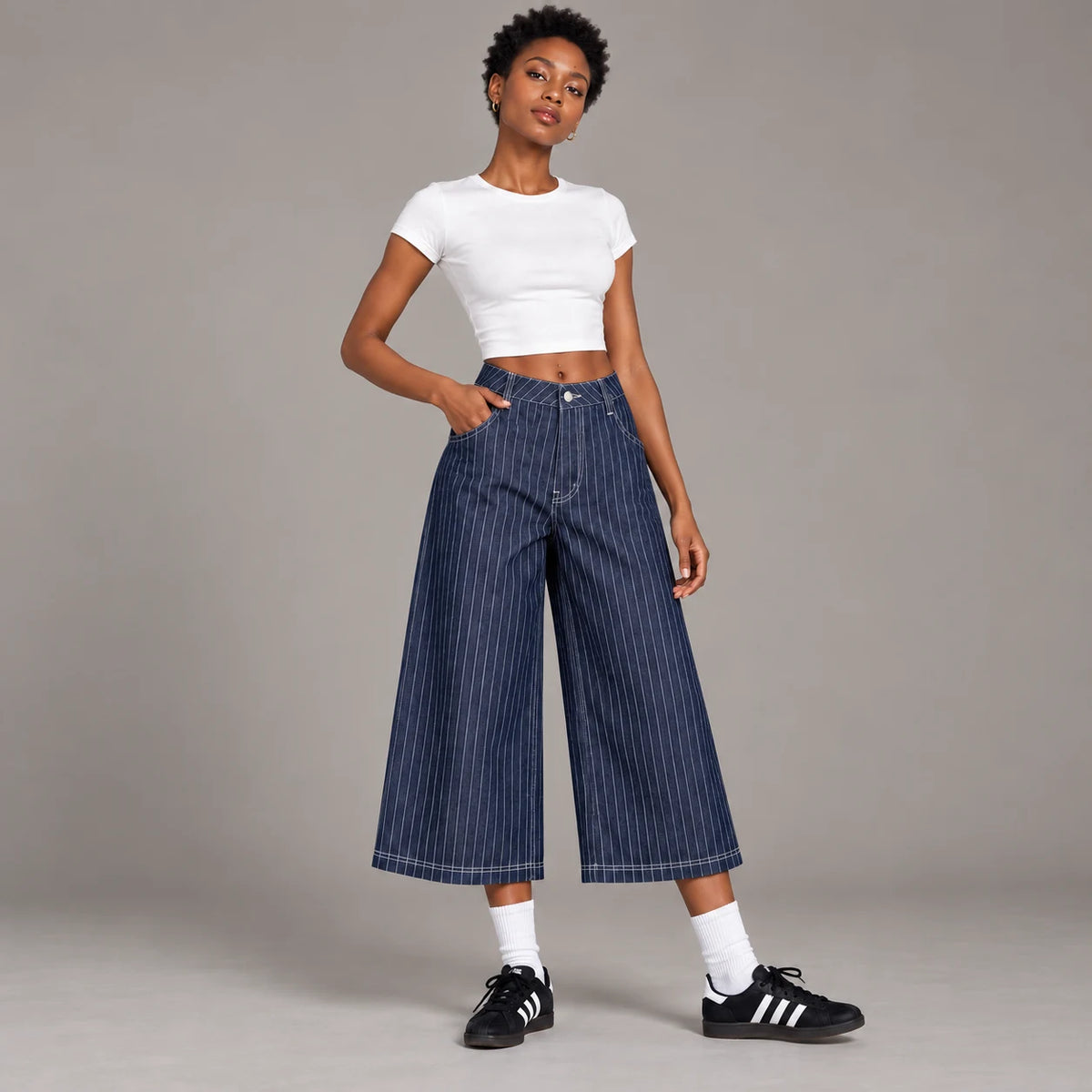 Jean large 7/8ème rayé bleu marine, vue trois quarts