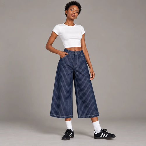 Jean large 7/8ème rayé bleu marine, vue trois quarts
