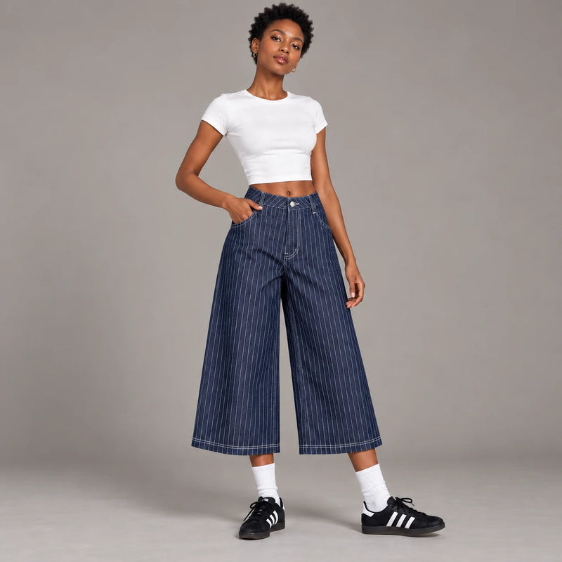 Jean large 7/8ème rayé bleu marine, vue trois quarts
