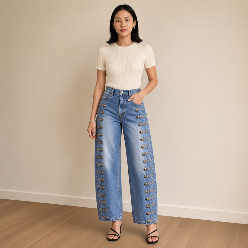 Jean large bleu à boutons sur les deux jambes, vue de face – SAKIWÉ