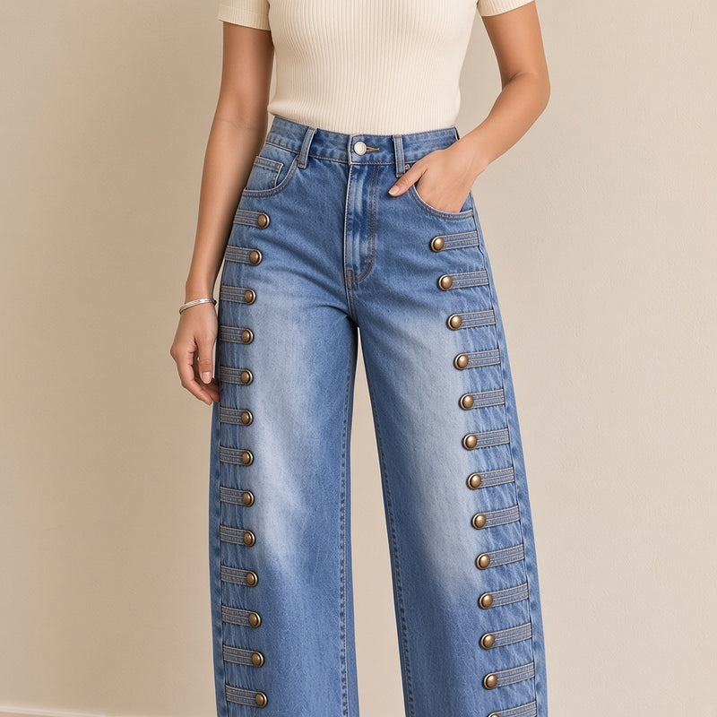 Jean large bleu à boutons, vue mi-corps – SAKIWÉ