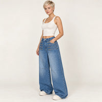 Jean large bleu vintage à boutons métalliques sur les hanches, vue trois quarts
