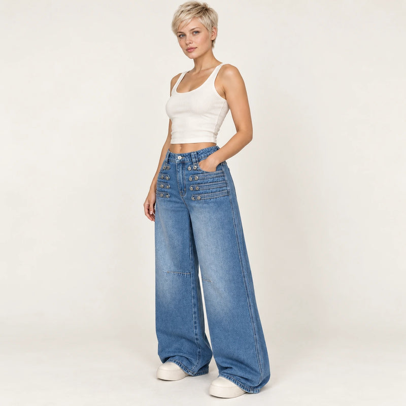 Jean large bleu vintage à boutons métalliques sur les hanches, vue trois quarts