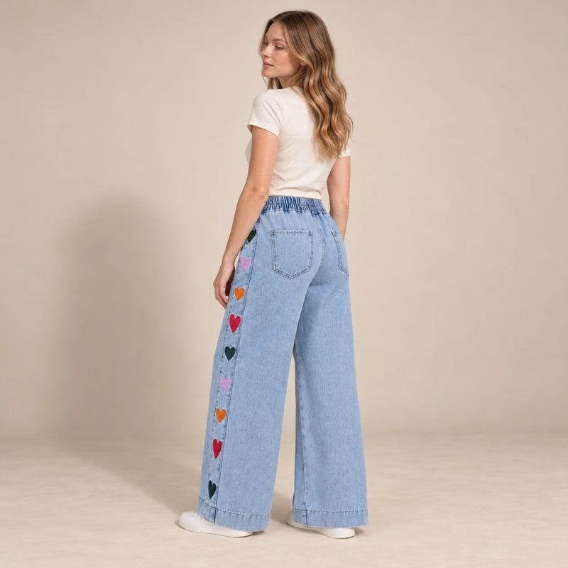 Jean large bleu clair à cœurs brodés, poches arrière vues de dos
