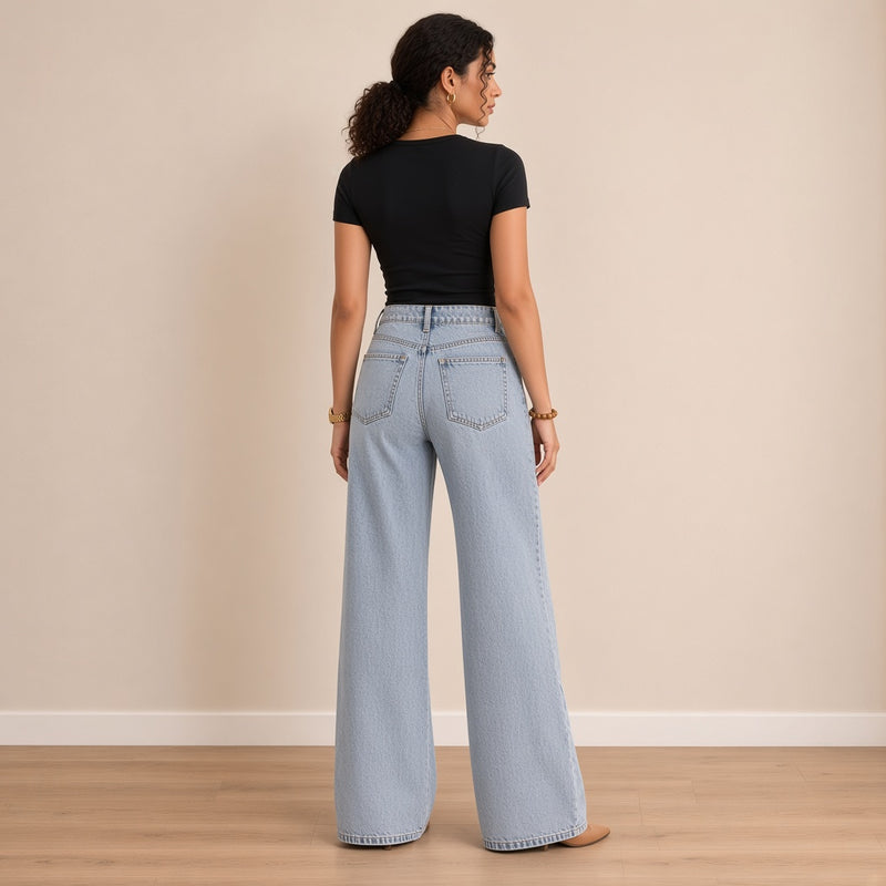 Jean large bleu clair, vue de dos – SAKIWÉ