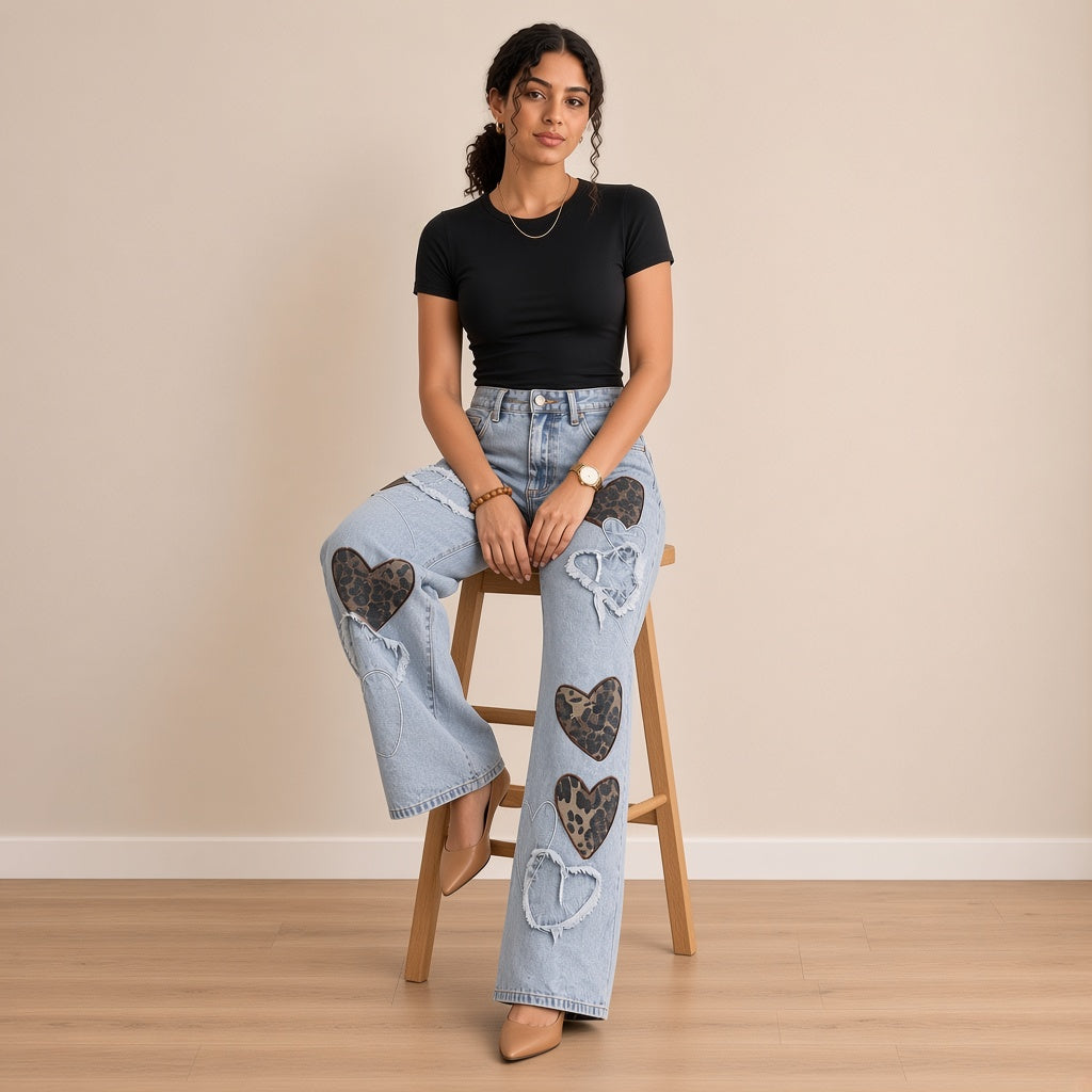 Jean large à cœurs léopard porté assise sur un tabouret – SAKIWÉ