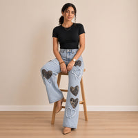 Jean large à cœurs léopard porté assise sur un tabouret – SAKIWÉ