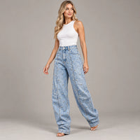 Jean large bleu clair à coutures arrondies vu de profil