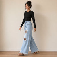 Jean large bleu clair déchiré porté en marchant – SAKIWÉ