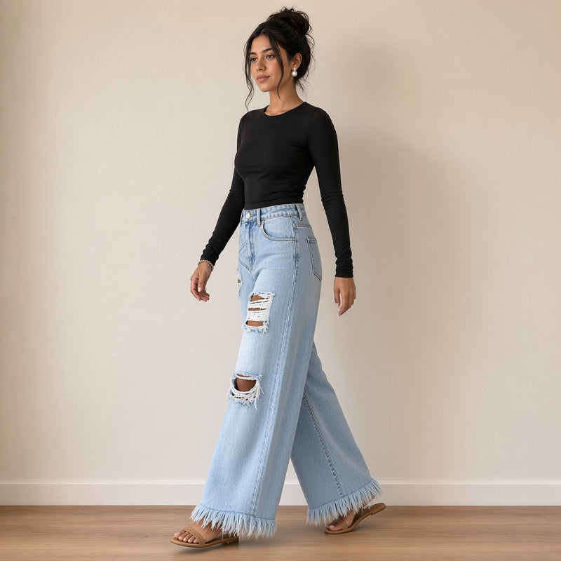 Jean large bleu clair déchiré porté en marchant – SAKIWÉ