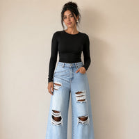Jean large bleu clair déchiré, vue mi-corps – SAKIWÉ