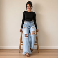 Jean large bleu clair déchiré porté assise sur un tabouret – SAKIWÉ