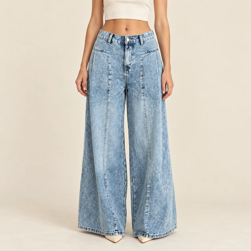 Détail des plis et coutures verticales du jean bleu clair