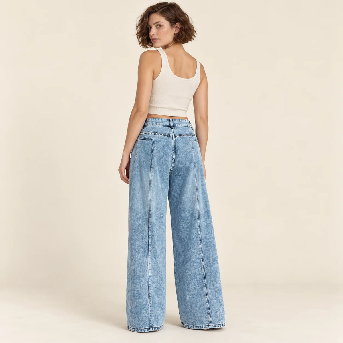 Dos du jean large bleu clair à poches plaquées et jambes larges