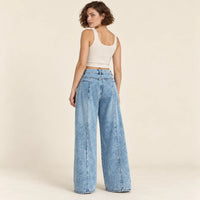 Dos du jean large bleu clair à poches plaquées et jambes larges