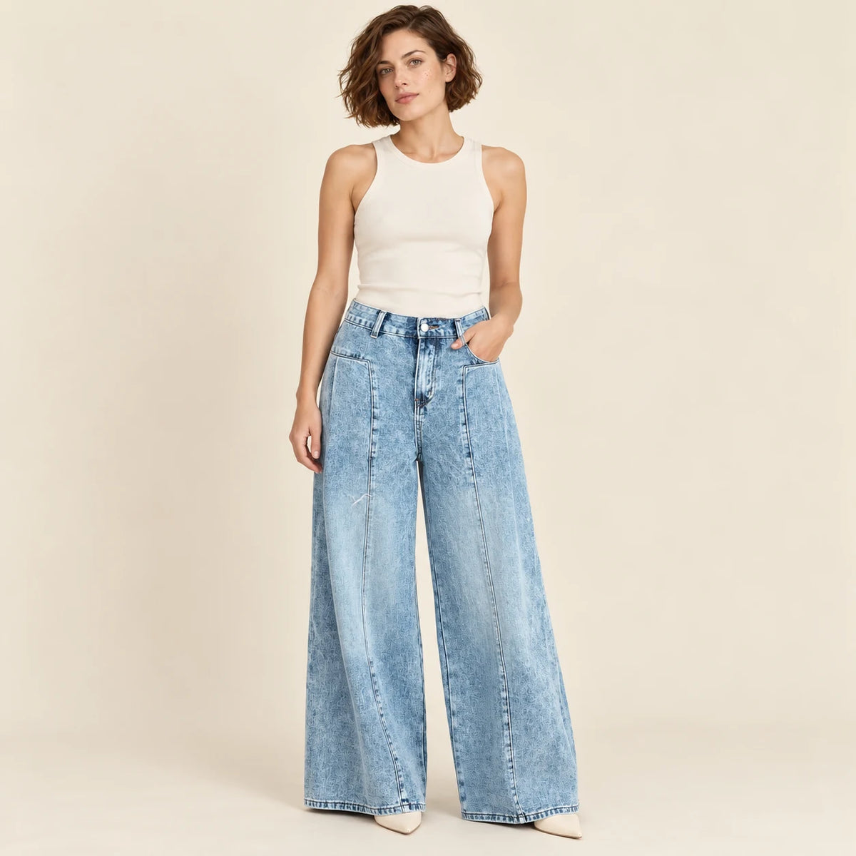 Jean large bleu clair délavé à plis et coutures vu de face