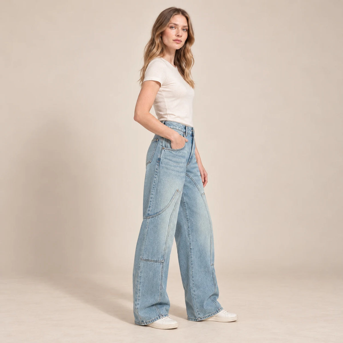 Jean large bleu clair à poches plaquées vu de profil en studio