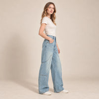 Jean large bleu clair à poches plaquées vu de profil en studio