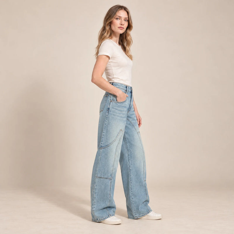 Jean large bleu clair à poches plaquées vu de profil en studio