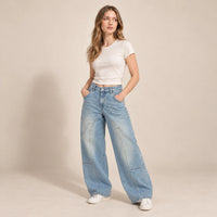 Jean large bleu clair à grandes poches plaquées porté de trois quarts en studio