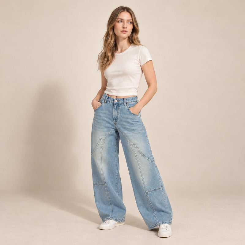 Jean large bleu clair à grandes poches plaquées porté de trois quarts en studio