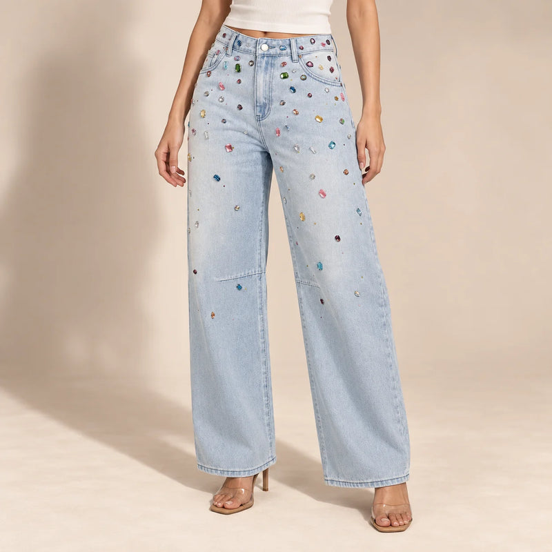 Détail des ornements multicolores sur le jean large bleu clair