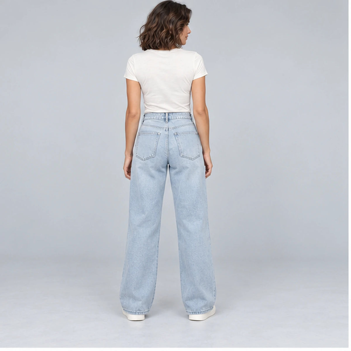 Jean large bleu clair, vue arrière montrant les poches et le denim sobre