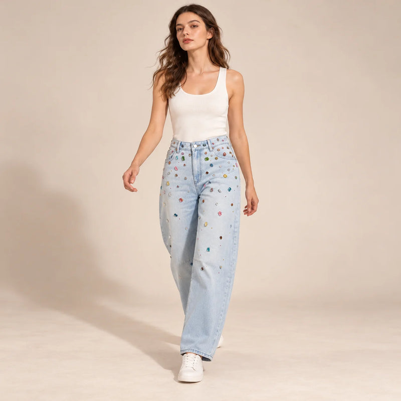 Jean large bleu clair à ornements multicolores porté en marche