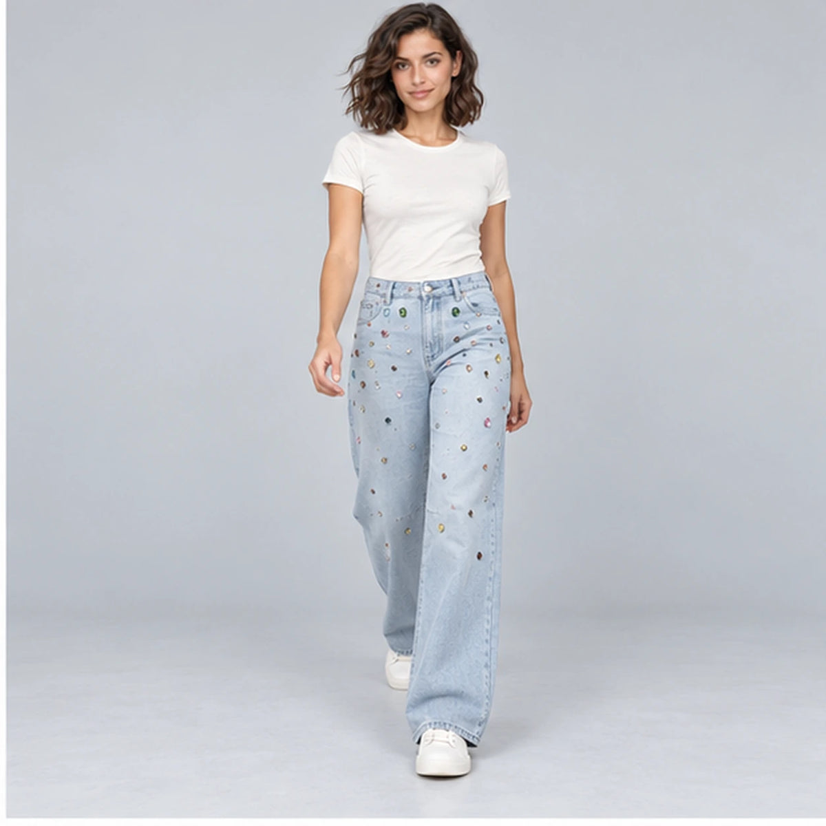 Jean large bleu clair avec ornements multicolores, pose en marche