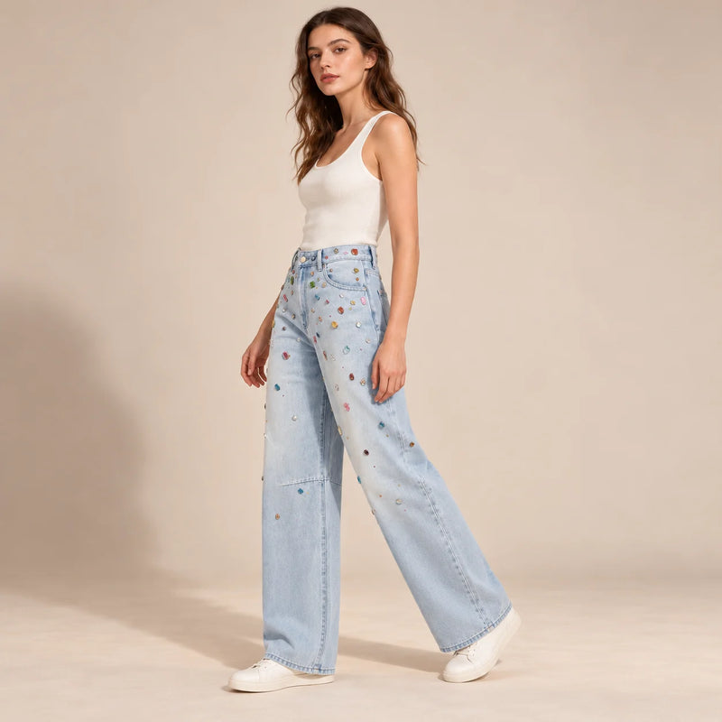 Jean large bleu clair à ornements multicolores, vue de profil