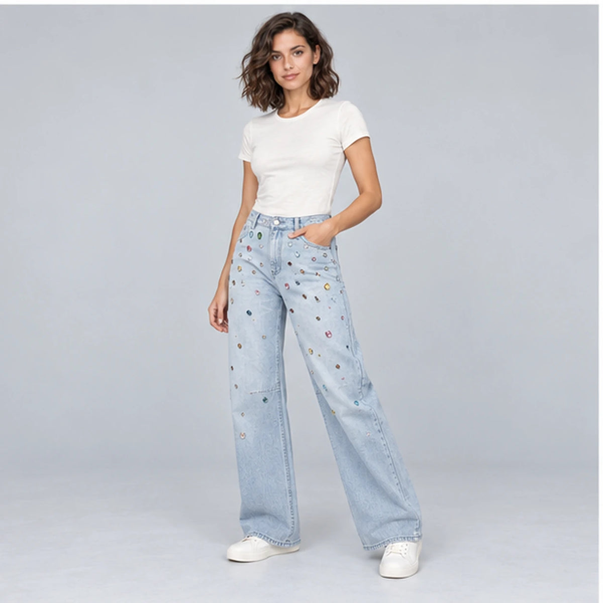 Jean femme bleu clair orné de détails colorés, vue trois-quarts et poches avant