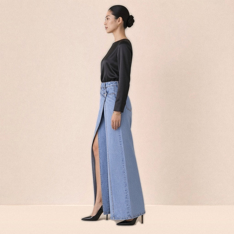 Jean large bleu clair effet portefeuille SAKIWE, vue de profil