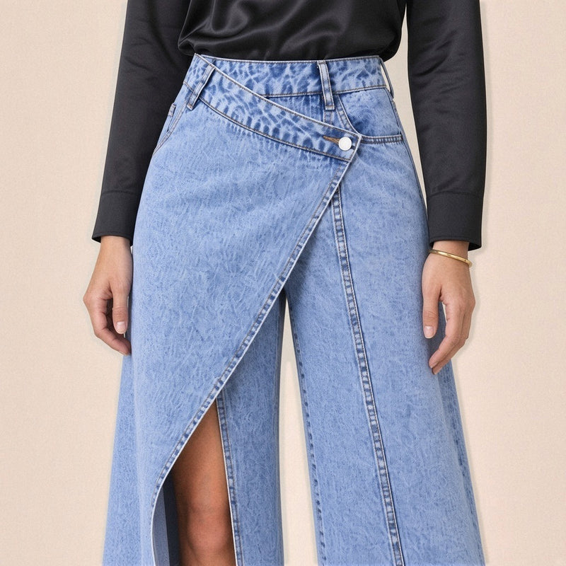 Jean large bleu clair effet portefeuille SAKIWE, détail du pan croisé boutonné à la taille
