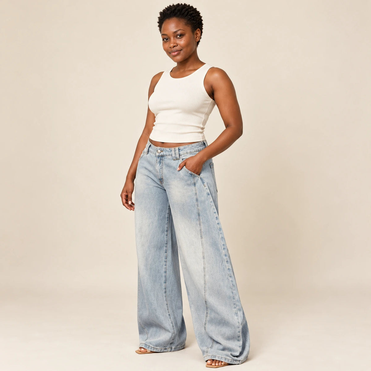 Jean bleu clair taille basse vu de trois quarts, couture latérale courbe