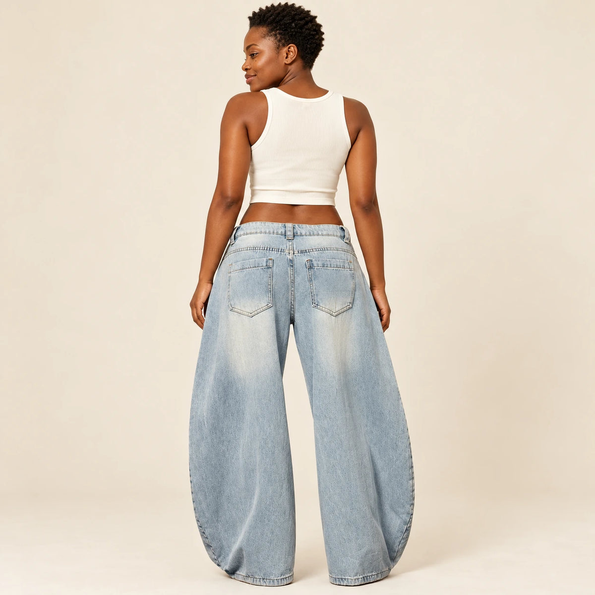 Dos du jean large bleu clair taille basse avec deux poches plaquées