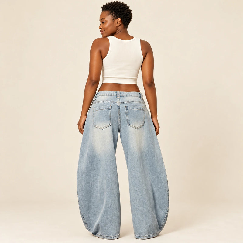 Dos du jean large bleu clair taille basse avec deux poches plaquées