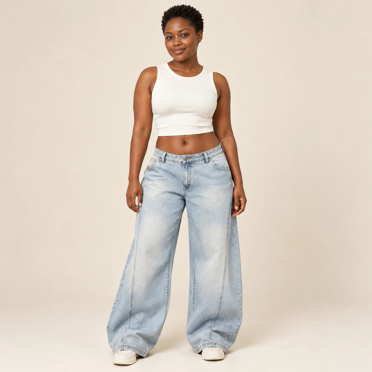 Jean large bleu clair taille basse porté de face, jambes amples et coutures courbes
