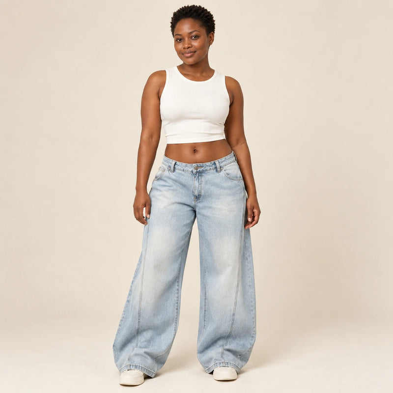 Jean large bleu clair taille basse porté de face, jambes amples et coutures courbes