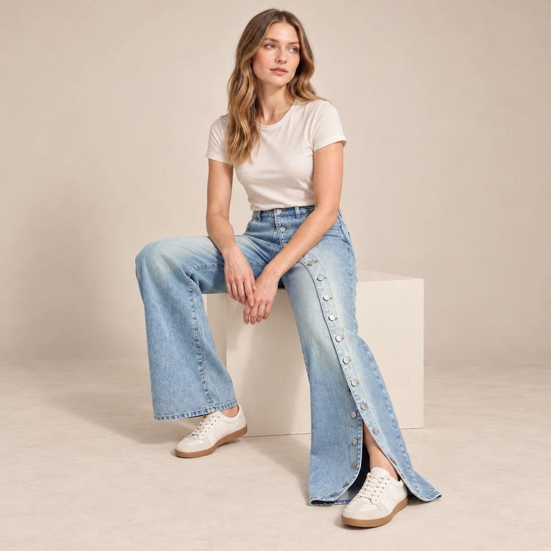 Jean large bleu délavé à panneau boutonné, vue assise