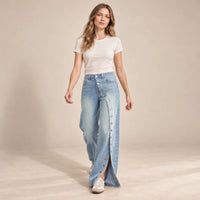 Jean large bleu délavé à panneau boutonné porté en marche