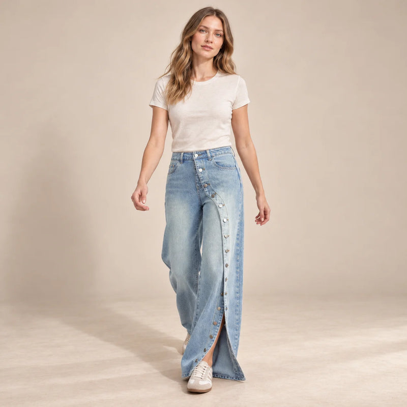 Jean large bleu délavé à panneau boutonné porté en marche