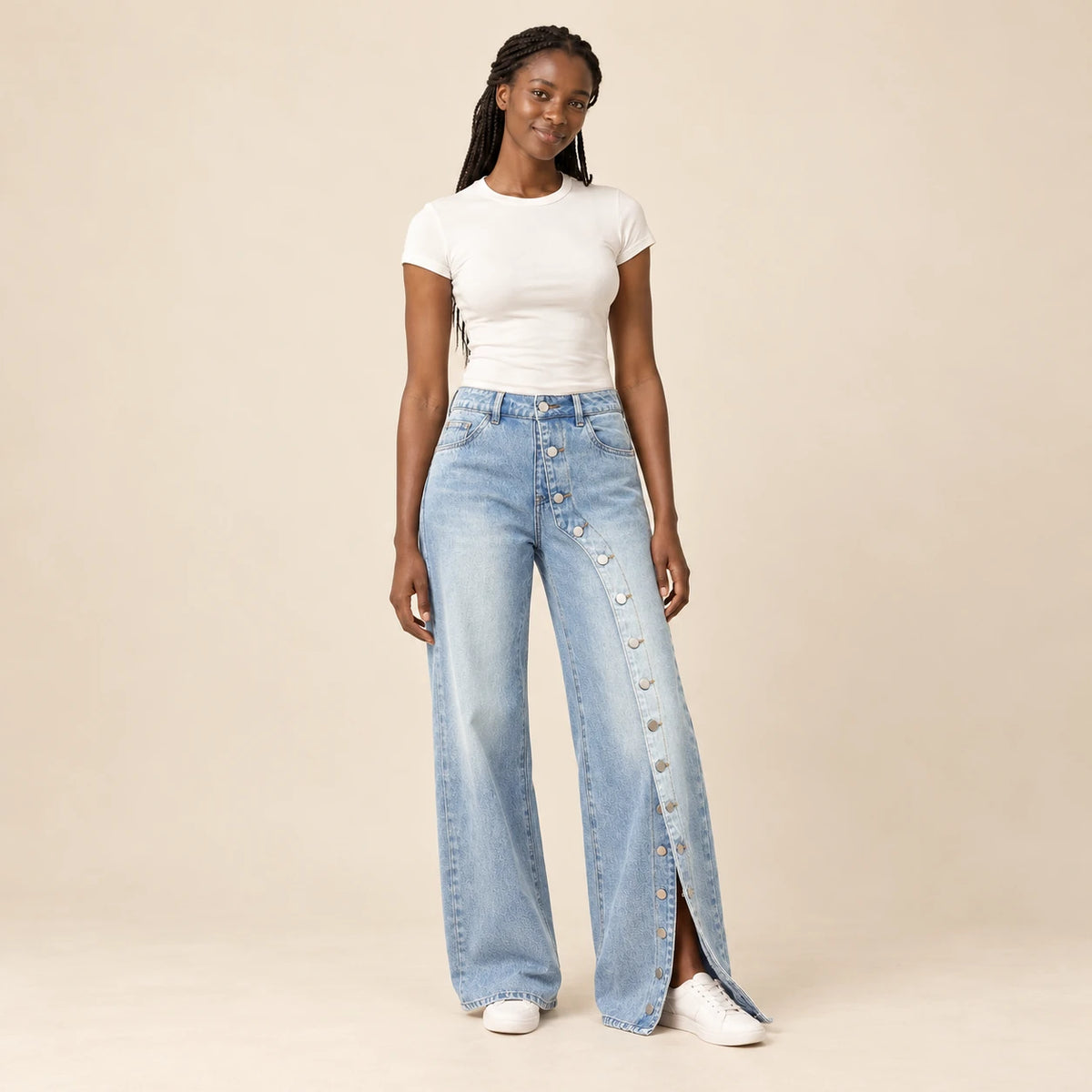 Jean large bleu délavé à panneau boutonné latéral porté de face, mannequin africaine SAKIWE