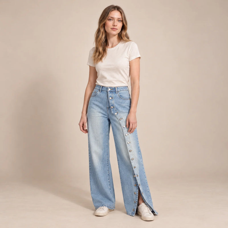 Jean large bleu délavé à panneau boutonné, vue de face sur mannequin SAKIWE