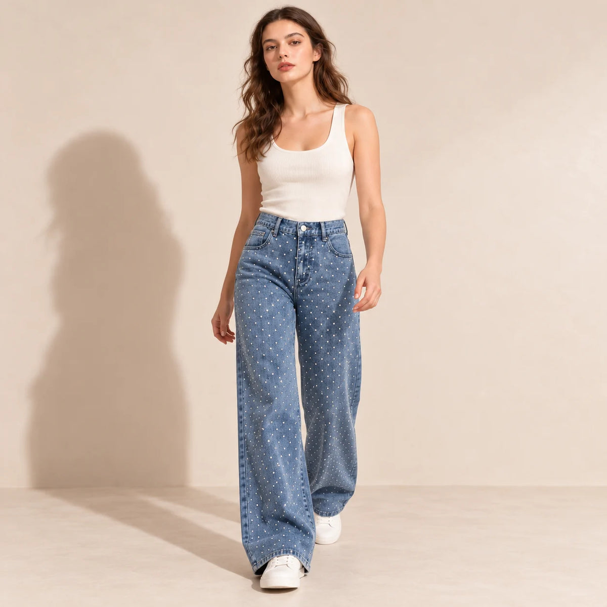 Jean large bleu délavé à strass porté en marche